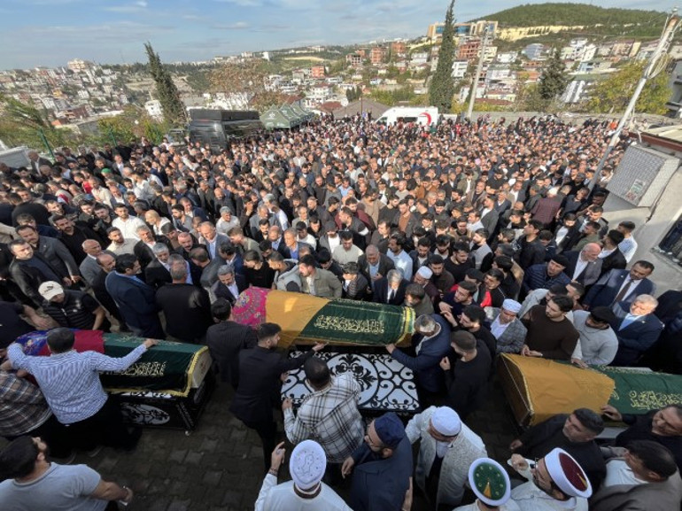 Kocaeli faciasında 6 kişi toprağa verildi | Cenazede yürek yakan detay: Tabutların üzerine örttüler