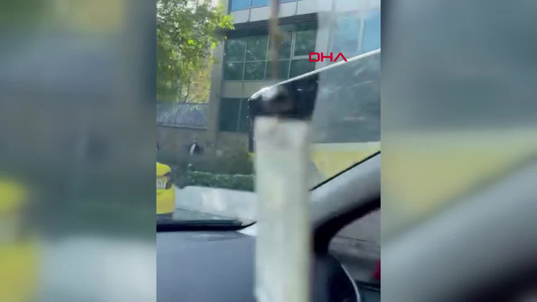 Beşiktaş'ta İETT otobüsü kaldırıma çıktı