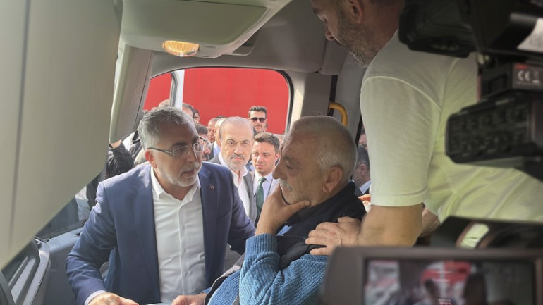 Kocaeli faciasında 6 kişi toprağa verildi | Cenazede yürek yakan detay: Tabutların üzerine örttüler