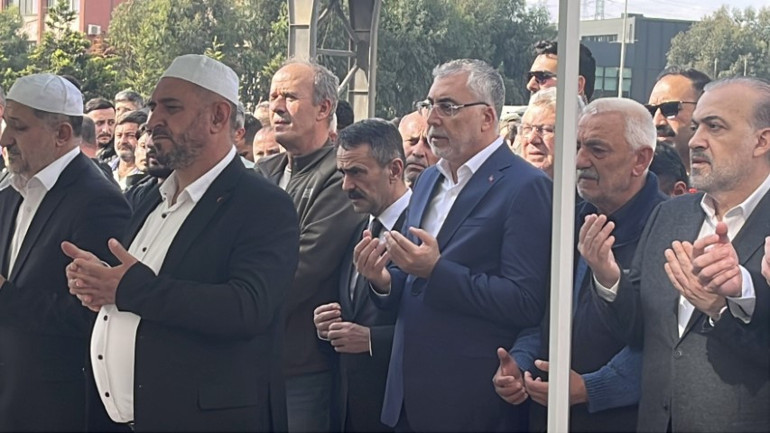 Kocaeli faciasında 6 kişi toprağa verildi | Cenazede yürek yakan detay: Tabutların üzerine örttüler