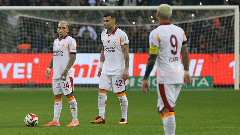 Kocaelispor oyuncuları sevinç yaşarken