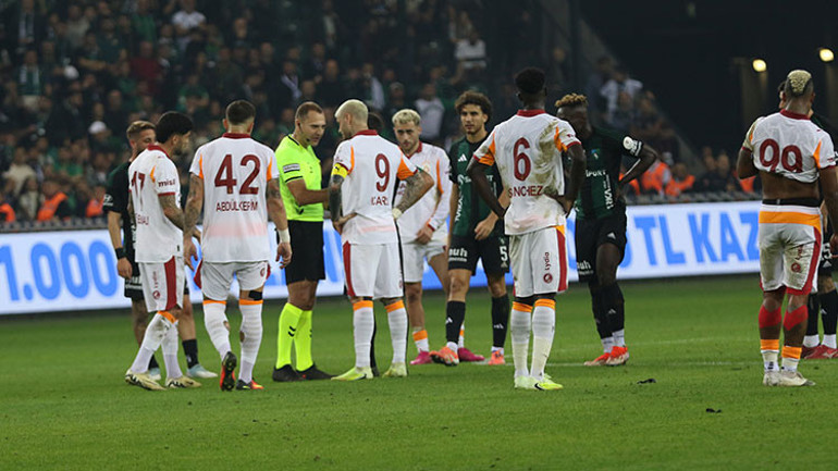 Maçtan görüntü: taraftarlar ve oyuncular