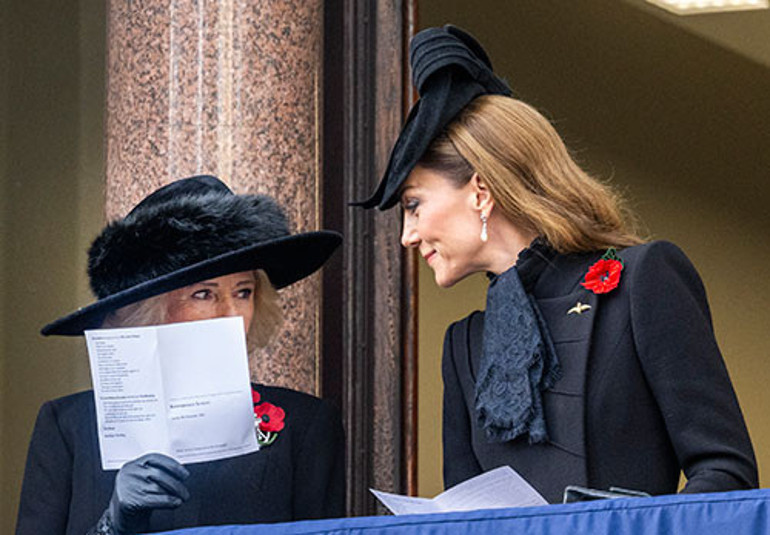 Mürebbiye kıyafetini çıkarıp dolaba astı... Rahmetli kaynanasına selam gönderdi... Üvey kaynanayla kulaktan kulağa oynadı