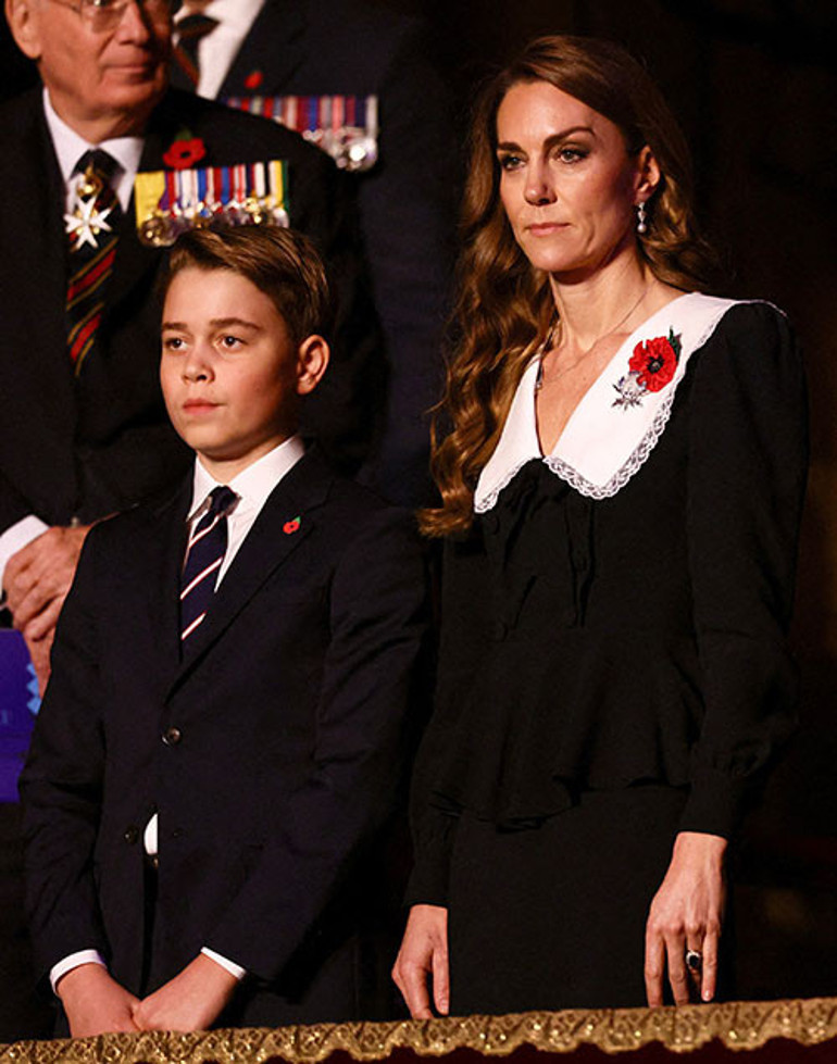 Mürebbiye kıyafetini çıkarıp dolaba astı... Rahmetli kaynanasına selam gönderdi... Üvey kaynanayla kulaktan kulağa oynadı