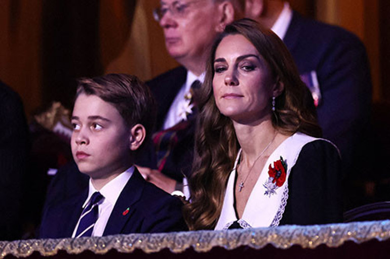 Mürebbiye kıyafetini çıkarıp dolaba astı... Rahmetli kaynanasına selam gönderdi... Üvey kaynanayla kulaktan kulağa oynadı