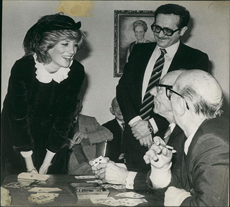 Mürebbiye kıyafetini çıkarıp dolaba astı... Rahmetli kaynanasına selam gönderdi... Üvey kaynanayla kulaktan kulağa oynadı