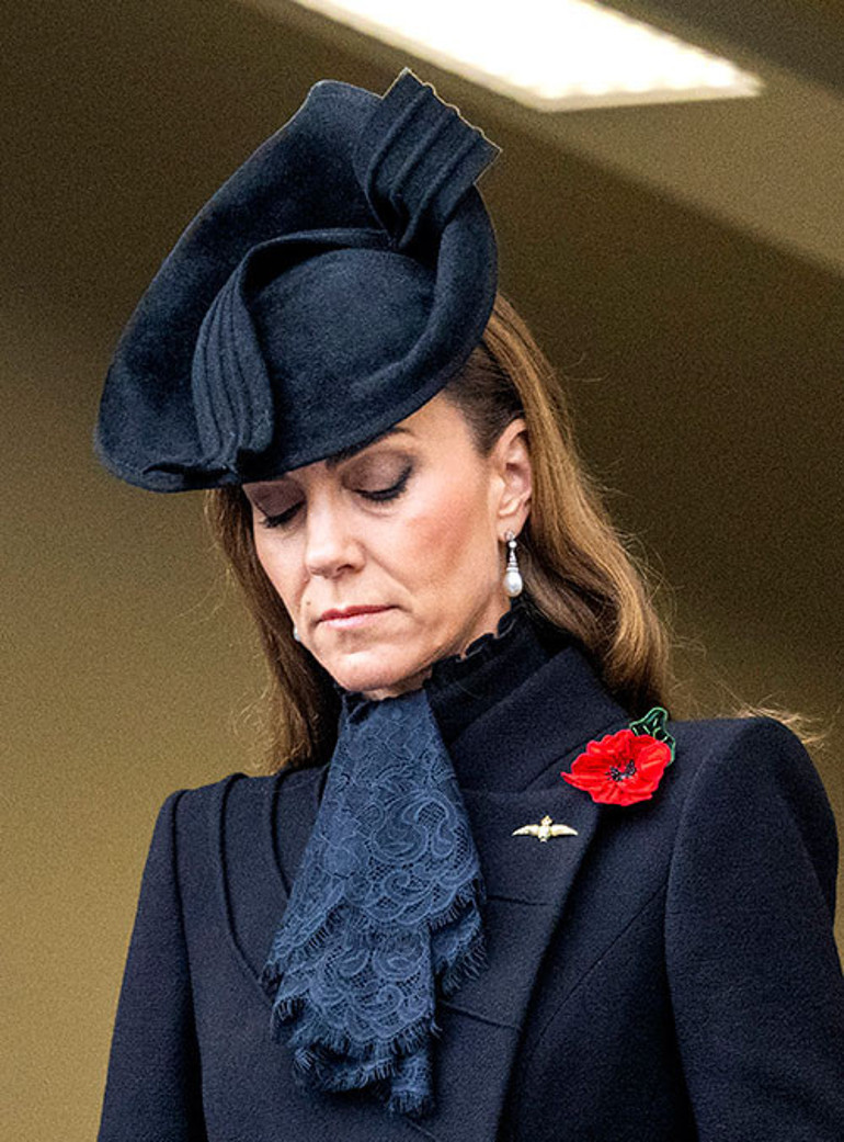 Mürebbiye kıyafetini çıkarıp dolaba astı... Rahmetli kaynanasına selam gönderdi... Üvey kaynanayla kulaktan kulağa oynadı