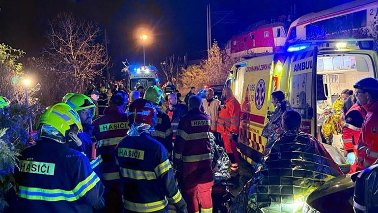 Slovakyada korkunç kaza Yolcu trenleri kafa kafaya çarpıştı... Çok sayıda yaralı