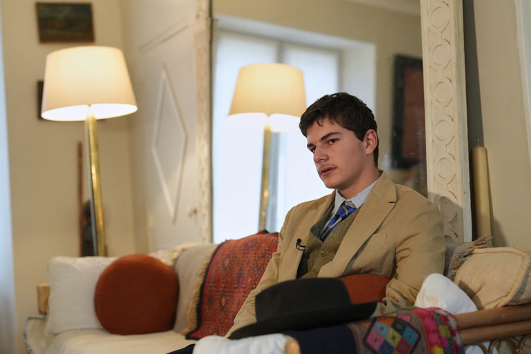 Dünya hırsızlardan çok onun kim olduğunu merak etmişti... Fötr Şapkalı Adamın gizemi nihayet çözüldü Yaşına inanamayacaksınız