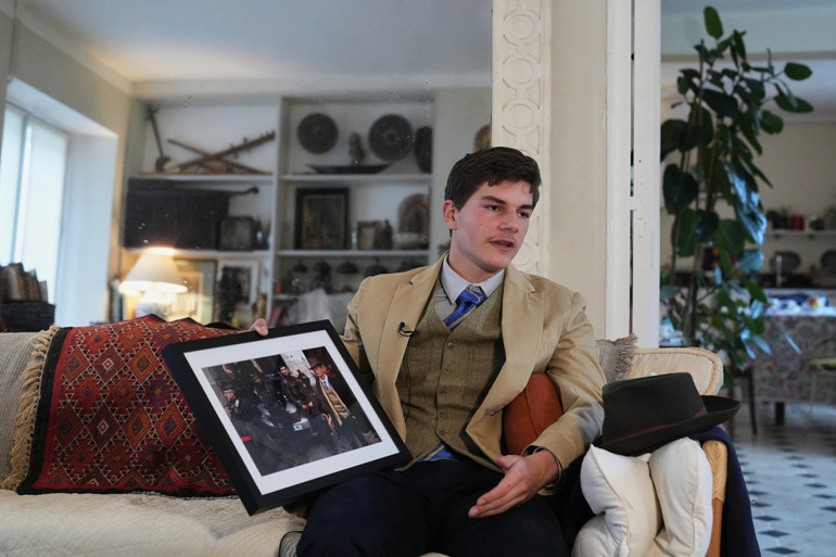 Dünya hırsızlardan çok onun kim olduğunu merak etmişti... Fötr Şapkalı Adamın gizemi nihayet çözüldü Yaşına inanamayacaksınız