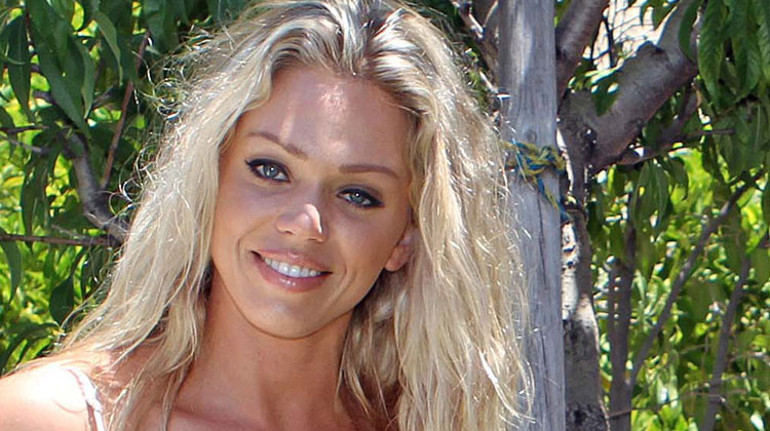 Tam yıldız olmuştu kendini sokakta buldu... Gözünde canlandı koskoca mazi... Çöpten bulduğu rujla süslendi