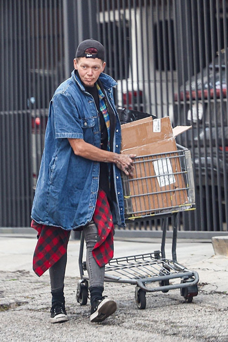 Tam yıldız olmuştu kendini sokakta buldu... Gözünde canlandı koskoca mazi... Çöpten bulduğu rujla süslendi