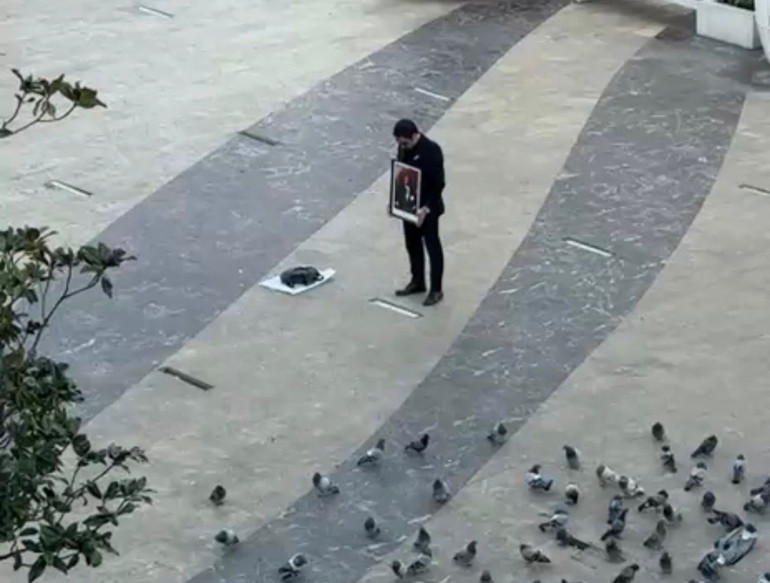 Ordu'da 09.05 anında Atatürk tablosuyla saygı duruşunda bulunan kişi