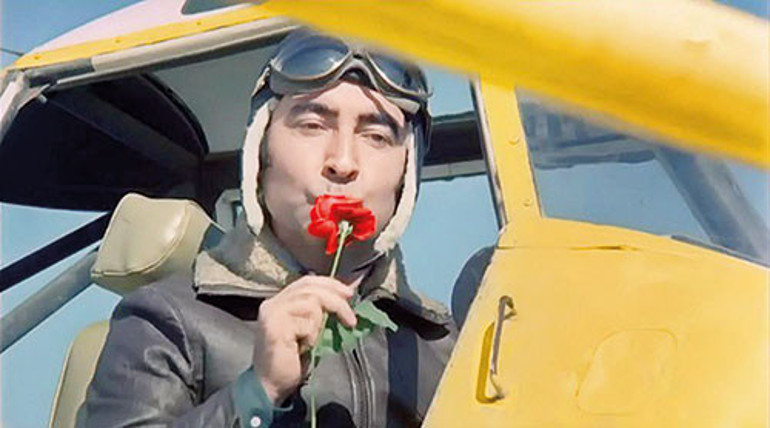 Önce iplik fabrikasında işçiydi, sonra Anadoluda bir köy öğretmeni... O şimdi Türk sinemasının yaşayan efsanesi