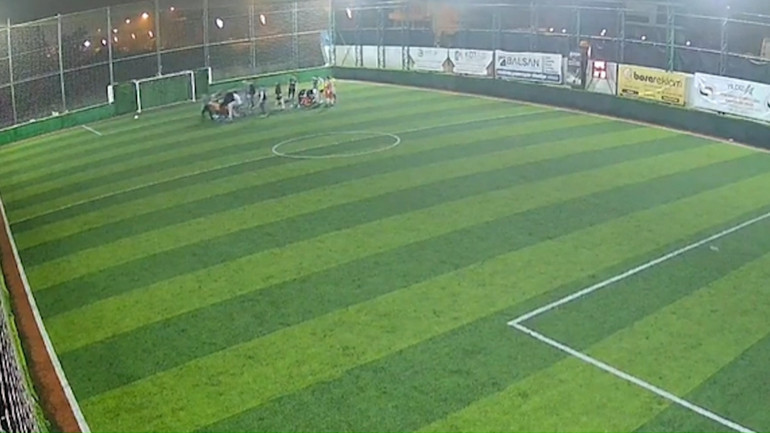 Halı sahada panik anları Arkadaşlarının müdahalesiyle hayatta kaldı