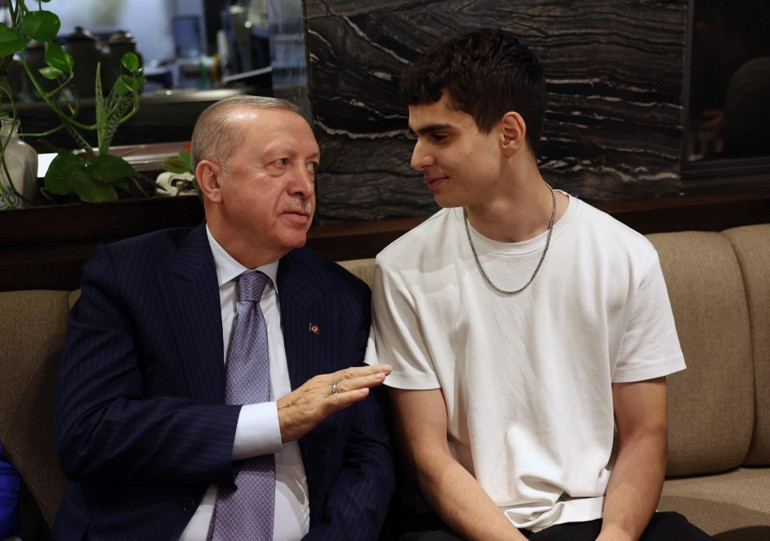 Çocuklara oyuncak hediye eden Cumhurbaşkanı