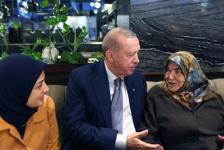 Kafede vatandaşlarla toplu fotoğraf anı