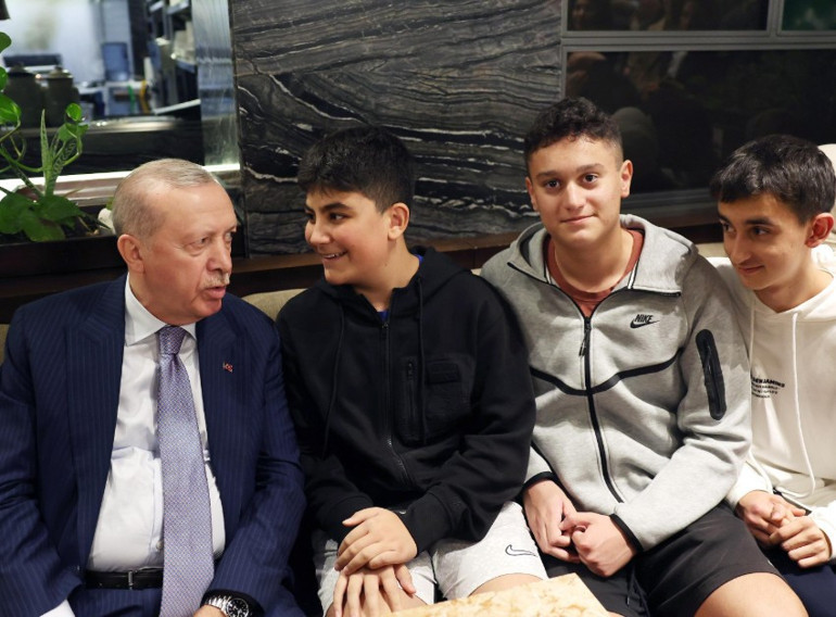 Cumhurbaşkanı vatandaşlarla sohbet ederken