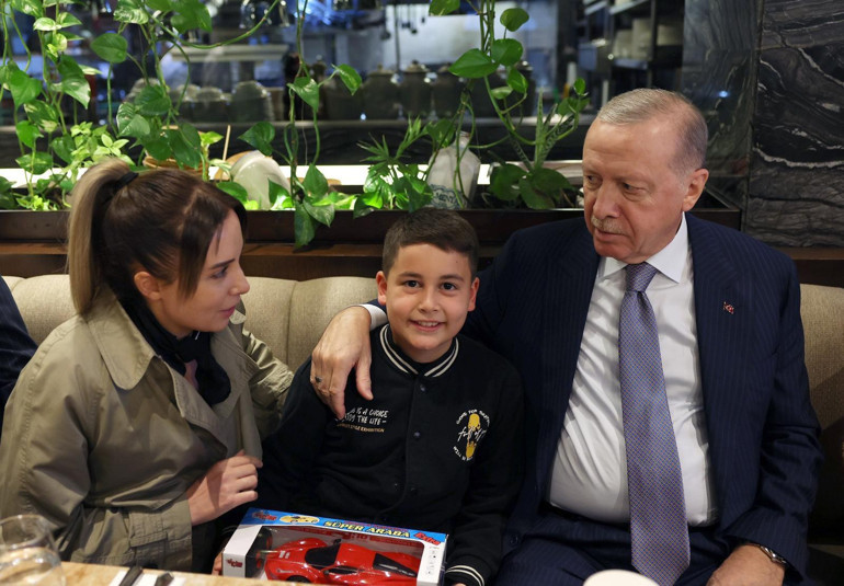 Cumhurbaşkanı'nın kafe ziyaretinde vatandaşlarla sohbet anı