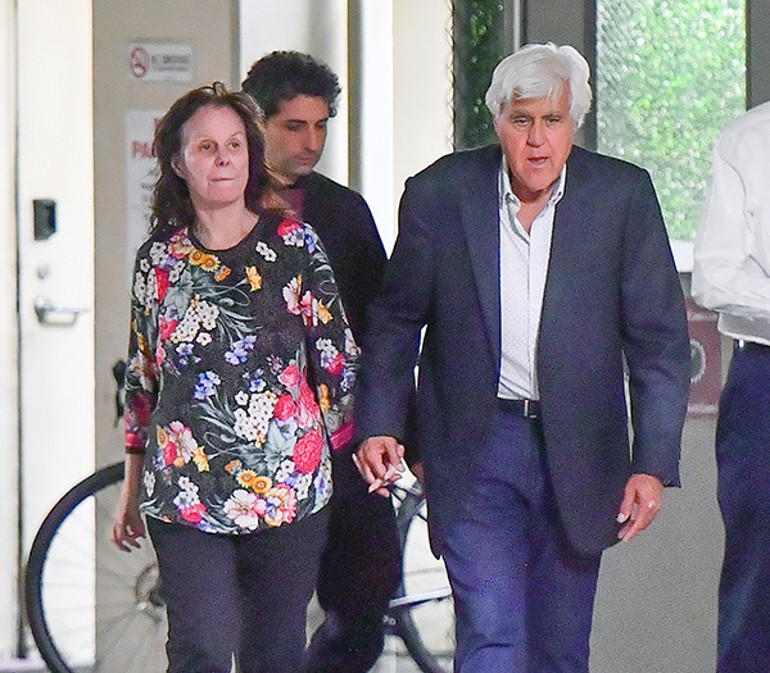 Büyük aşkı artık onu hatırlamayacak bile… Ünlü sunucunun en zor sınavı… Demansa yakalanan 45 yıllık karısına gözü gibi bakıyor