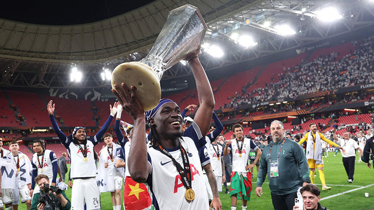 Sahada mücadele eden Yves Bissouma