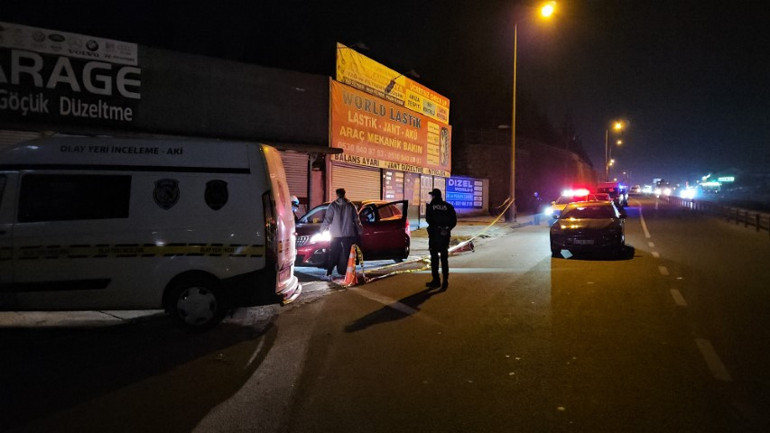 Olay yerinde polis ekipleri inceleme yapıyor