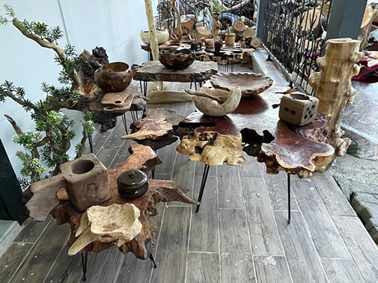 Atölyede el emeğiyle şekillendirilen ahşap ürünler