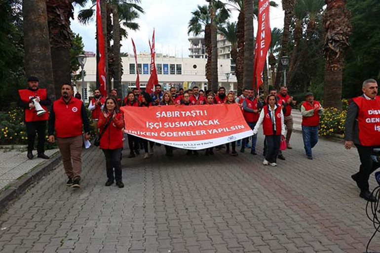 Sosyal haklarını alamayan İzmir Büyükşehir Belediyesi işçileri oturma eylemi başlattı