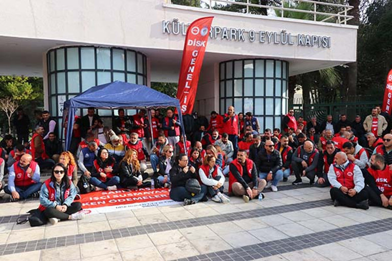 Sosyal haklarını alamayan İzmir Büyükşehir Belediyesi işçileri oturma eylemi başlattı
