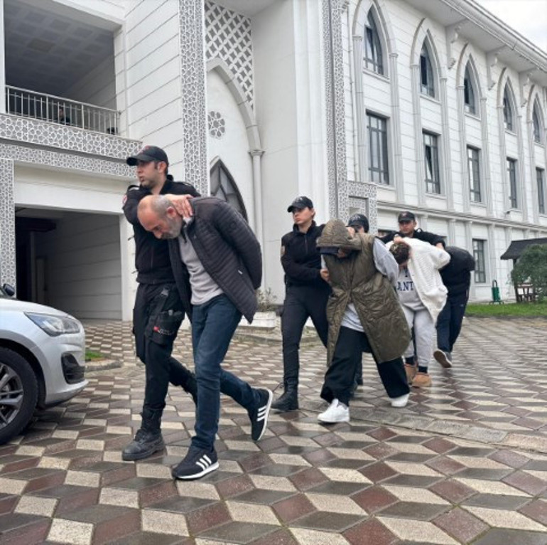 Emniyetten adliyeye sevk edilen şüphelilere ilişkin görüntü