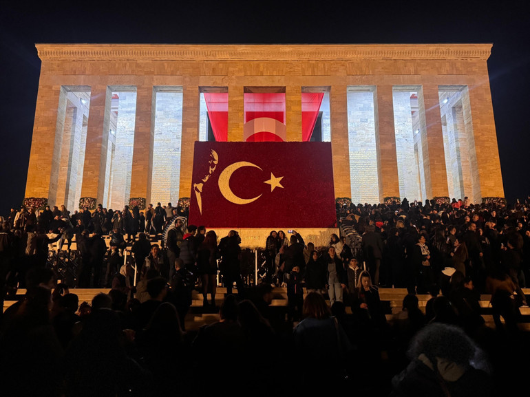 Anıtkabir girişinde ziyaretçiler