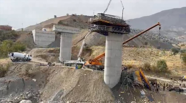 Diyarbakırda köprü inşaatında iskele çöktü: 4 can kaybı, 1 yaralı