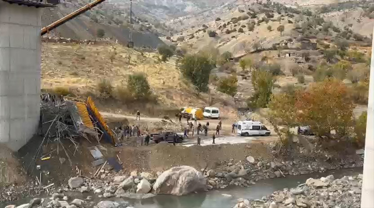 Diyarbakırda köprü inşaatında iskele çöktü: 4 can kaybı, 1 yaralı