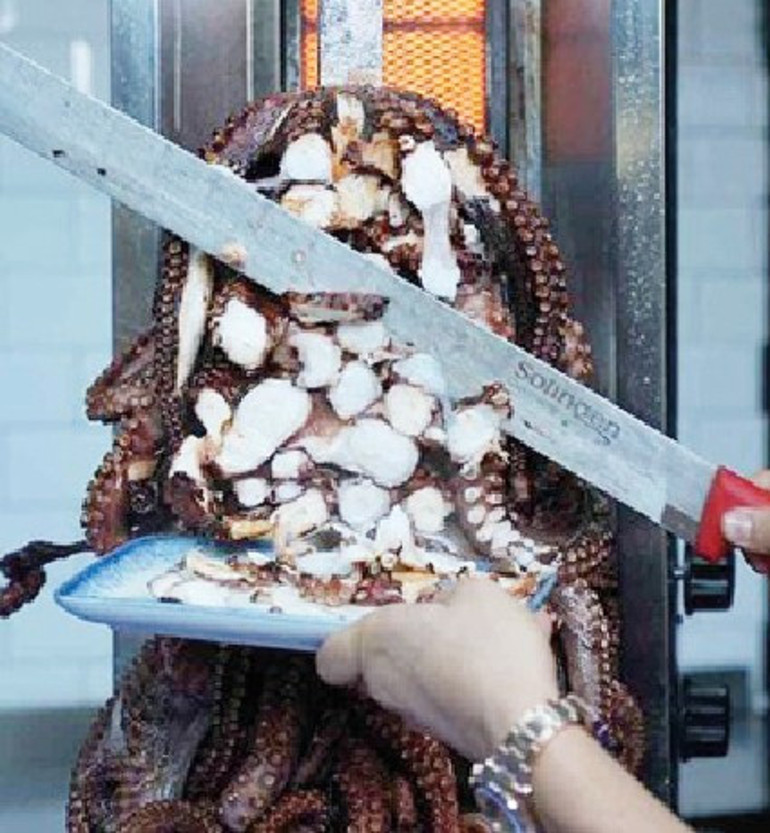 Sahnede uyusa bile para verecek insan var