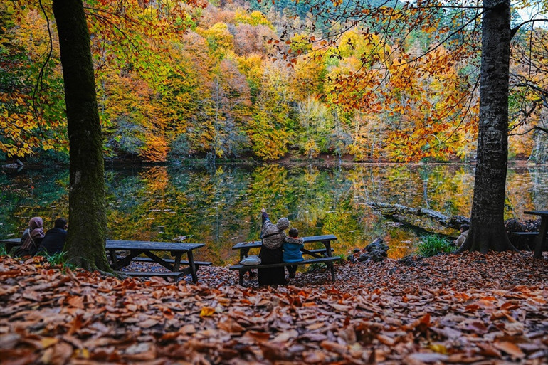 Rengârenk göller ve doğa: Yedigöller’de güz keyfi