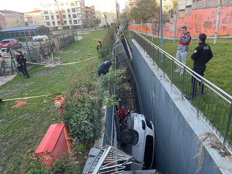 Bahçelievler'de kaza sonrası boşluğa düşen otomobil