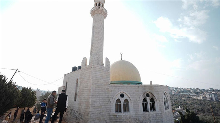  Yerleşimci İsrailliler cami kundakladı