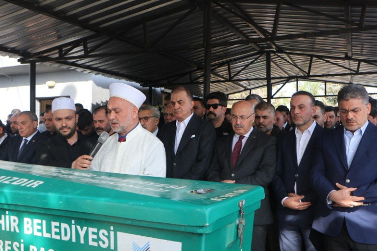AK Parti Sözcüsü Ömer Çelik, dayısının cenazesine katıldı