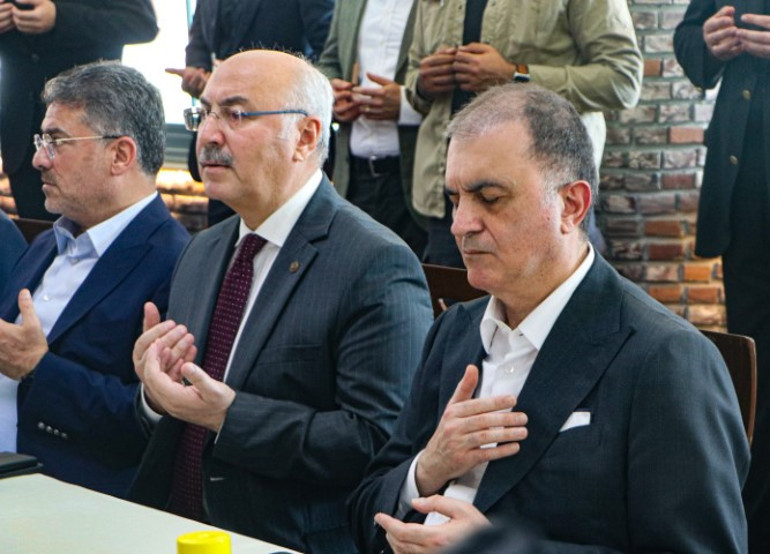 AK Parti Sözcüsü Ömer Çelik, dayısının cenazesine katıldı