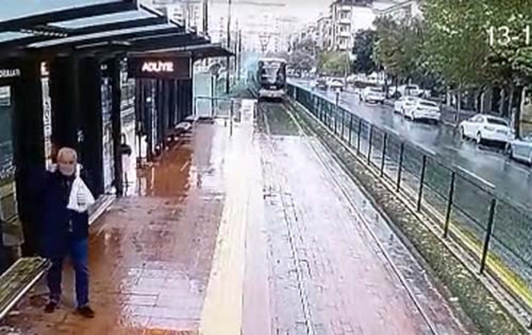 Güvenlik kamerası görüntüsünde tramvay ve yükselen duman