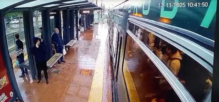 Tramvaya yıldırım isabet etmesi sonrası dumanlar