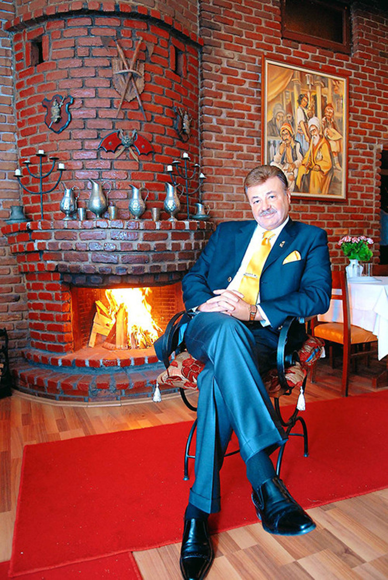 Kırkpınar Pehlivanının kötü şöhretli torunu... Bankacılık yaptı, ilaç şirketinde çalıştı... En sonunda artist oldu...