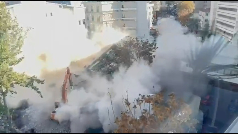 Ankarada panik anları Kontrollü yıkımı yapılan bina çöktü