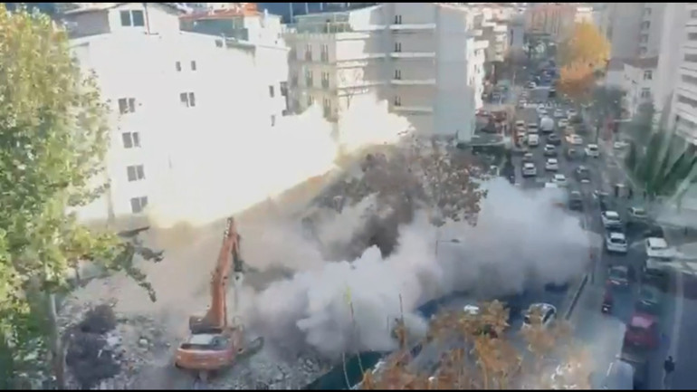 Ankarada panik anları Kontrollü yıkımı yapılan bina çöktü