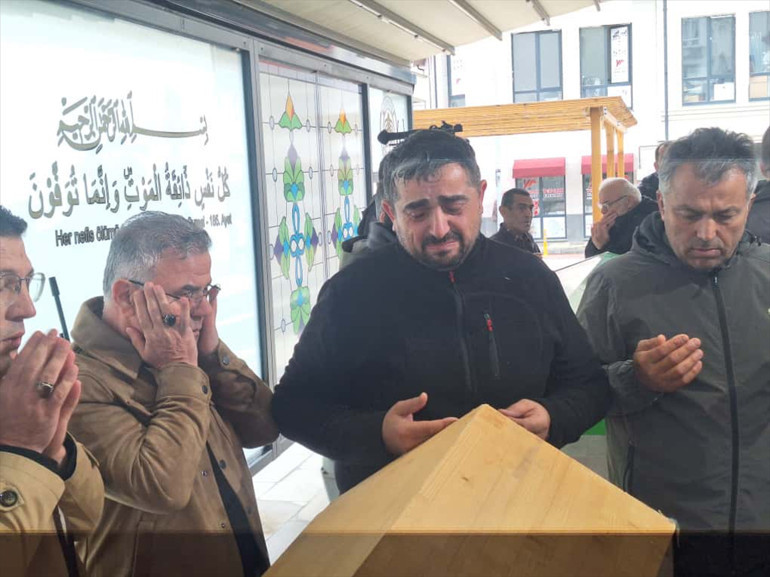 Kaybolduktan 9 gün sonra cansız bedenleri bulunmuştu Anne ve 5 yaşındaki oğlu son yolculuğuna uğurlandı