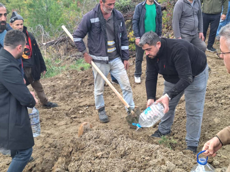Kaybolduktan 9 gün sonra cansız bedenleri bulunmuştu Anne ve 5 yaşındaki oğlu son yolculuğuna uğurlandı