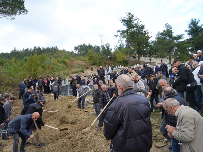 Kaybolduktan 9 gün sonra cansız bedenleri bulunmuştu Anne ve 5 yaşındaki oğlu son yolculuğuna uğurlandı