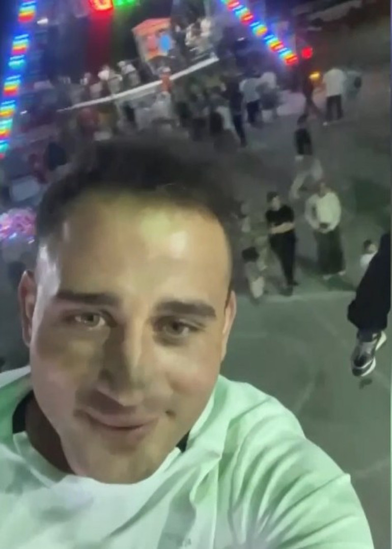 Lunaparkta ailesiyle birlikte gülümserken çekilen görüntü