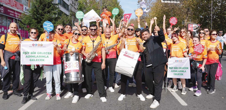 Minik Serçe, Lara Fabian’ı izleyecek