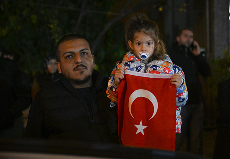 Son dakika... 20 kahraman şehidimize gözyaşları içinde son veda Ağabeyinin şehit olacağını rüyasında görmüş: Kardeşinin mesajına böyle cevap vermiş